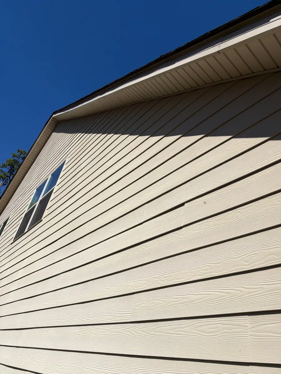 Close view of clean roof edge above light horizontal siding, Southern Premier Roofing work near Bogart GA